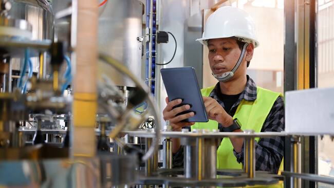 Instructions de travail numériques et outils de travail connectés pour la fabrication et l'entretien d'équipements industriels