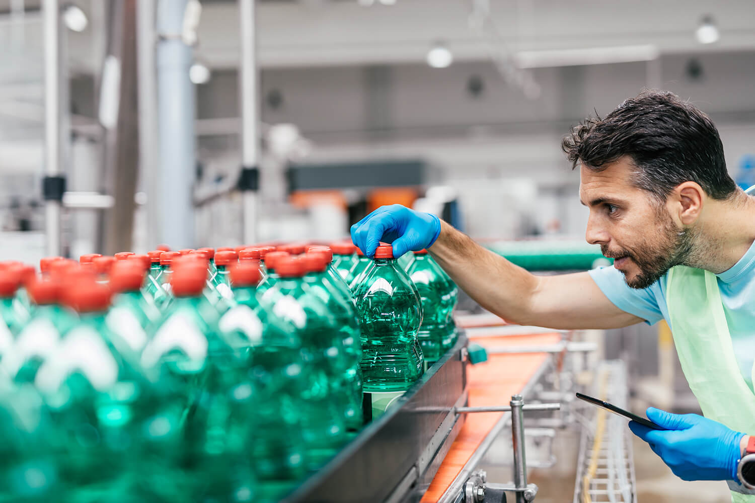 Verbessern Sie die Qualität mit KI-gestützten Werkzeugen für vernetzte Mitarbeiter