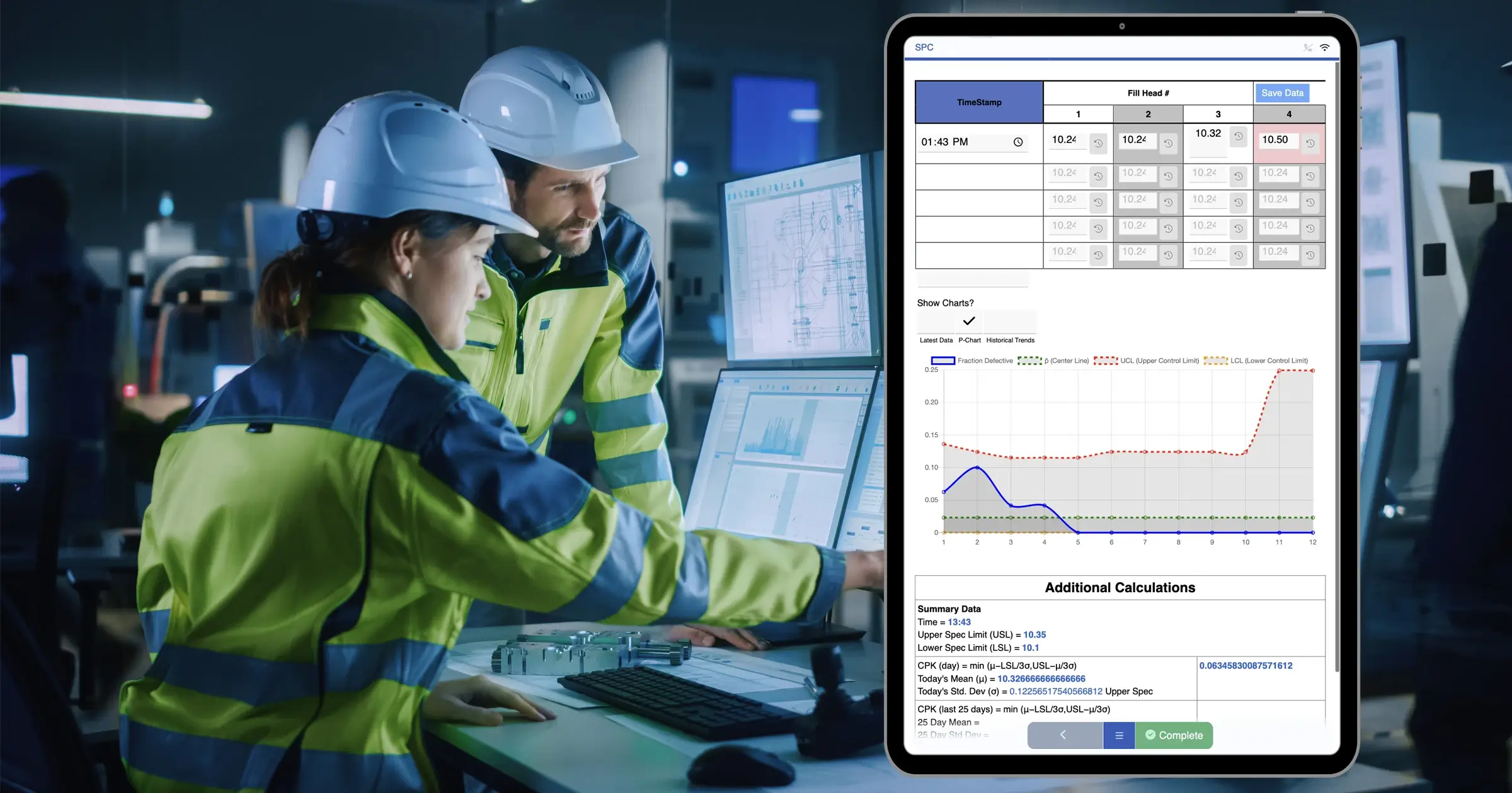 Ingénieurs de procédés visualisant le tableau de visualisation du contrôle statistique des procédés (SPC) à l'aide du logiciel Augmentir Connectd Worker